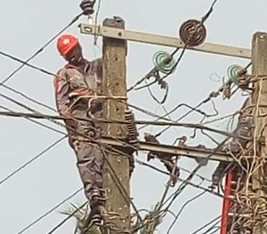 Electricity Distribution Official Electrocuted In Ikotun, Lagos Live On Camera
